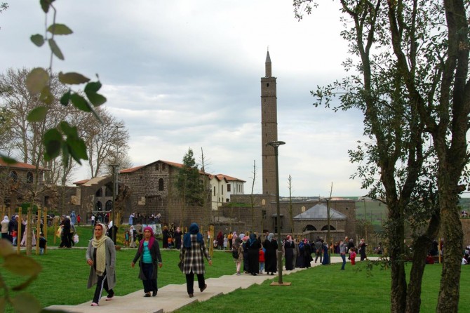 Sur'da restorasyon çalışması biten bölgeye ilgi