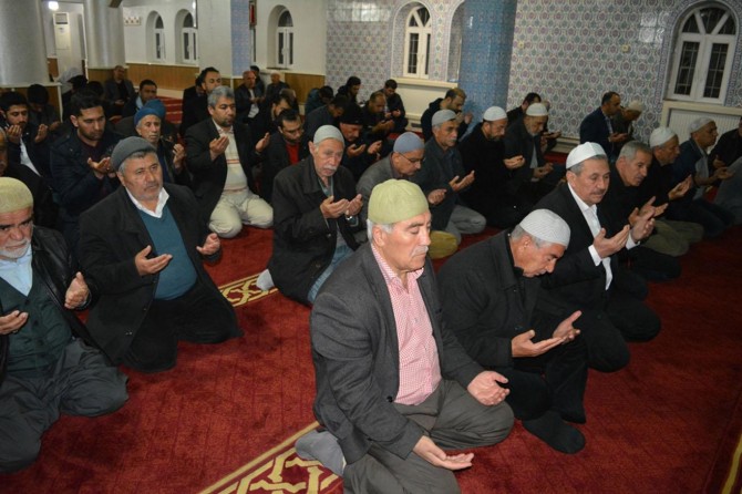 Sabah namazında eller mazlumlar için semaya kalktı