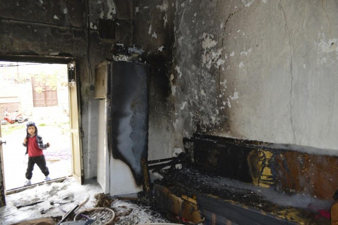 Çakmakla oynayan çocuk evi yaktı