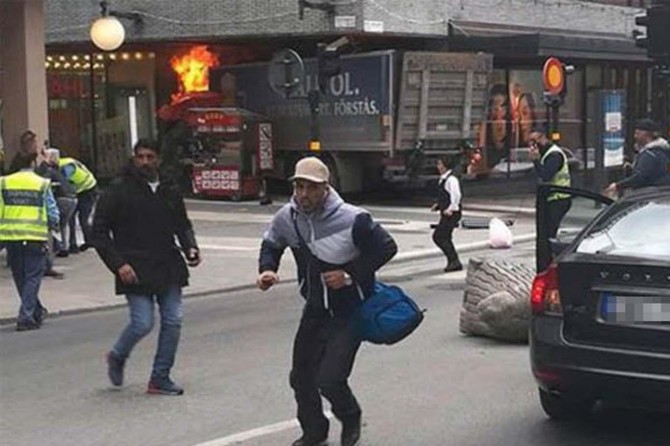 İsveç'te kamyon yayaların arasına daldı: 3 ölü