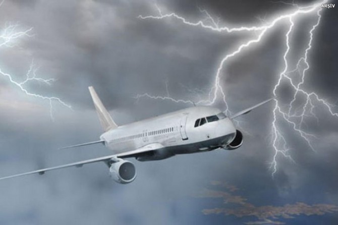 Bingöl-Ankara seferi yapan uçağa yıldırım çarptı