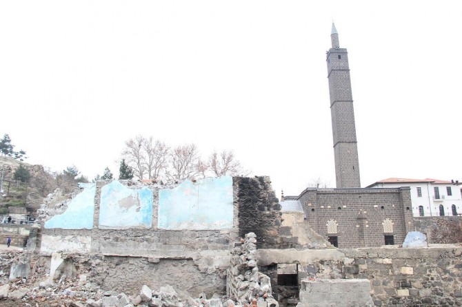 Mizgefta dîrokî di bergeha peyzajê de hat xerakirin