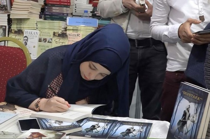 Qîza dema ku 8 salî bûye dest bi nivîskariyê kiriye bala însanan kişand