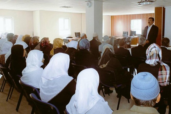 Umre yolcularına seminerler veriliyor