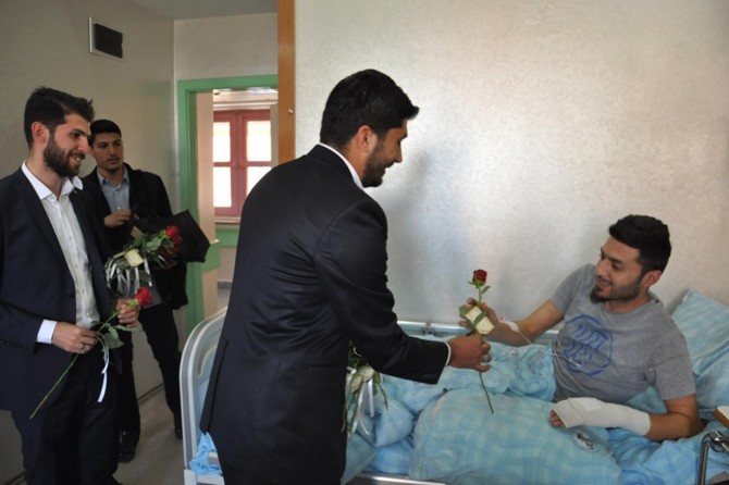 HÜDA PAR Gençlik Kolları hastalara gül dağıttı