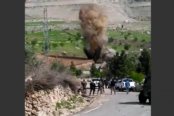 Karayoluna döşenen patlayıcı imha edildi