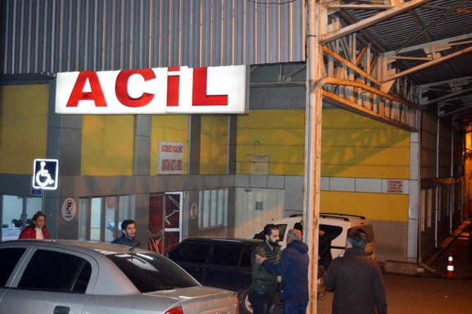 Otomobil kahvehaneye girdi: 7 yaralı