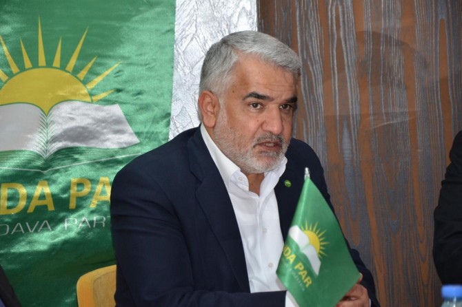 "Mevcut anayasa halka zorla giydirilen bir deli gömleğidir"