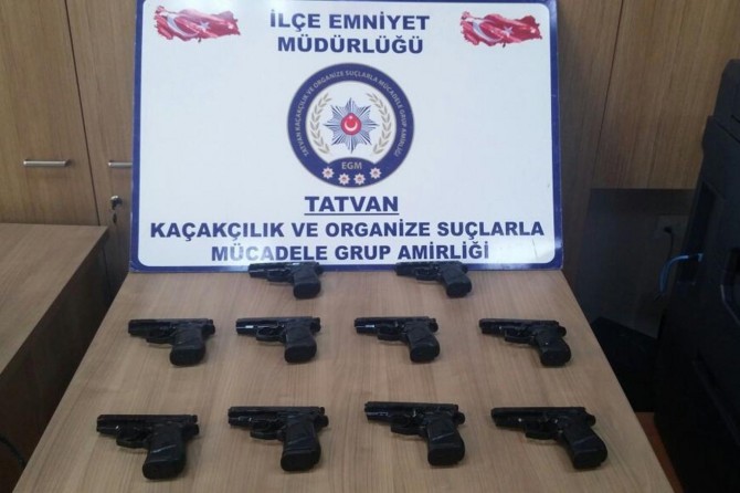 Li Bedlîsê di wesayîta ku hat sekinandin de 10 çek hatin bidestxistin