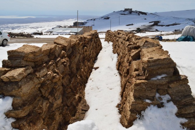 2 bin 300 rakımlı Kışkılı köyünün tek yakacağı "tezek"