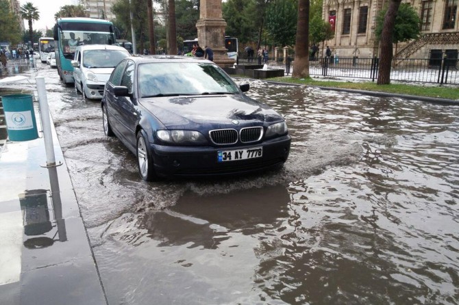 Şanlıurfa'da nisan yağmuru günlük hayatı olumsuz etkiledi