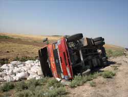 Un Yüklü Kamyon Devrildi