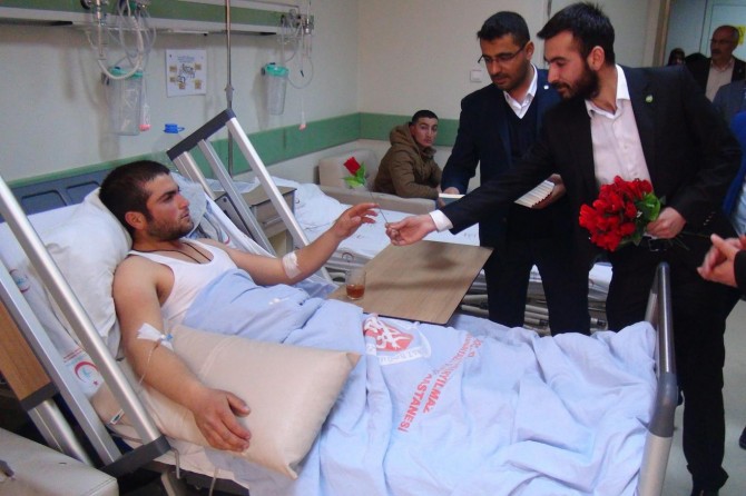 Hastalara karanfil ve kitap hediye edildi