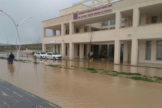 Mardin’de üniversite kampüsünü su bastı