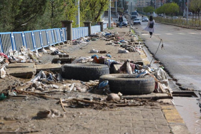 Kozluk'ta şiddetli yağış hayatı felç etti