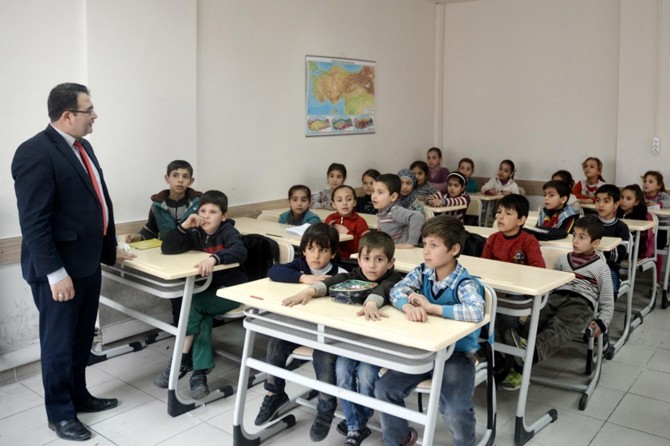 Suriyeli çocuklar Kur’an ve Türkçe okuma-yazma öğreniyor