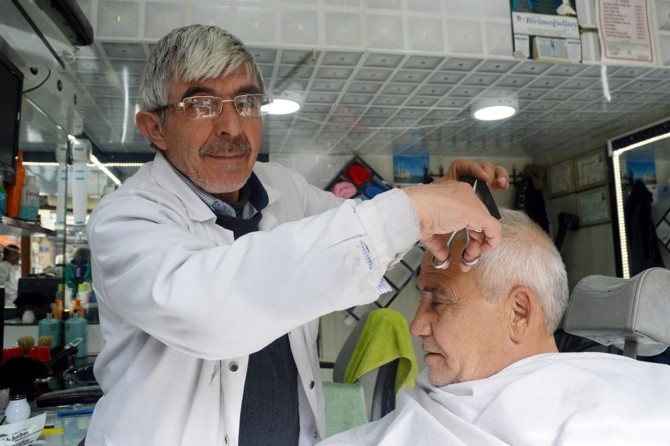 Saçlarını ağarttığı mesleğinde 60 yılı devirdi
