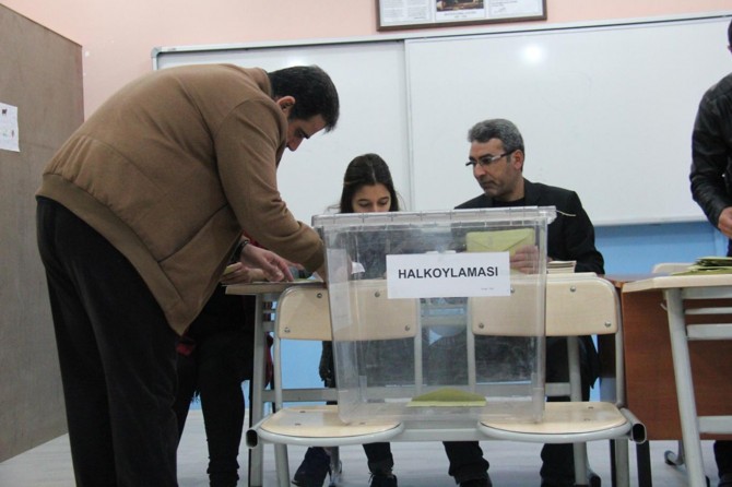 Oy kullanma işlemleri başladı