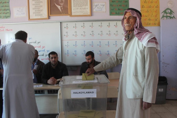 Mardinliler yöresel kıyafetleriyle sandık başında