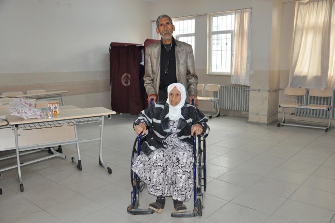 95'lik nine tekerlekli sandalyeyle oy kullandı