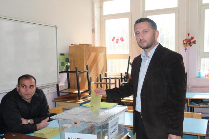 HÜDA PAR Van İl Başkanı Sayğın oyunu kullandı