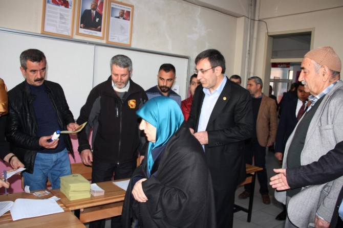 Cevdet Yılmaz annesiyle birlikte oyunu kullandı