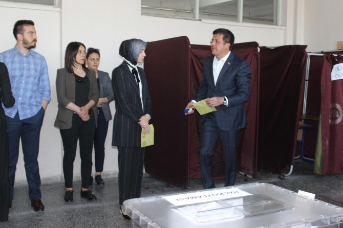 Ekonomi Bakanı Zeybekci oyunu kullandı