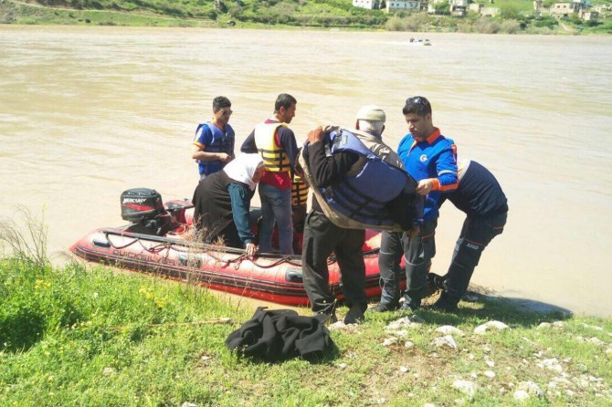Seçmenler oy kullanmak için botlarla taşındı