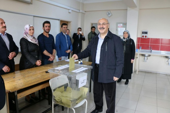 Vali Köşger oyunu kullandı