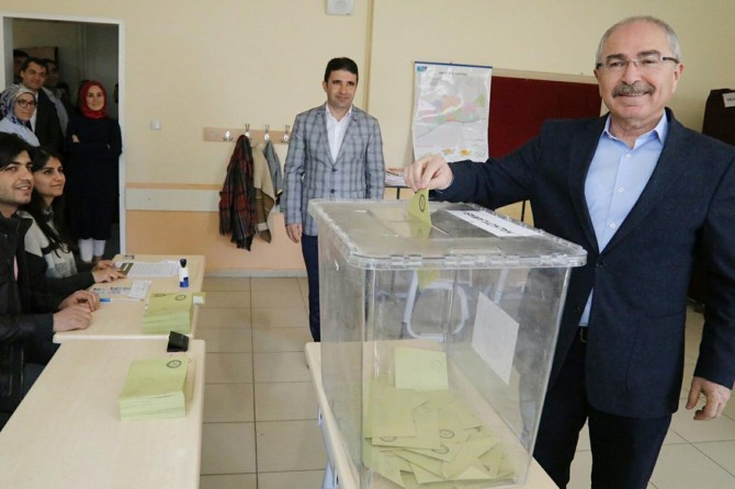 Mardin Valisi Yaman ve Milletvekili Bölünmez oyunu kulandı