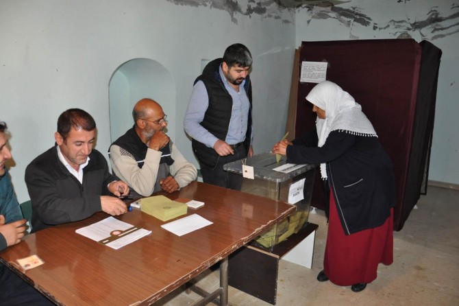 Batman’da köylüler camide oy kullandı