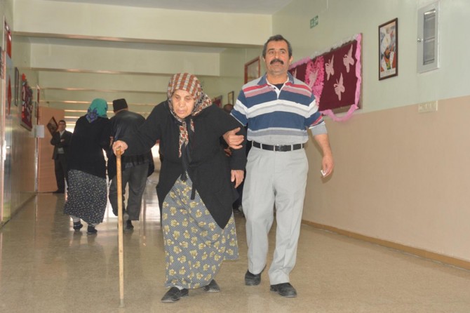 Bastonuyla oy kullanmaya geldi