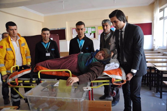 Gaziantep’te yaşlı ve engelliler ambulanslarla sandığa taşındı