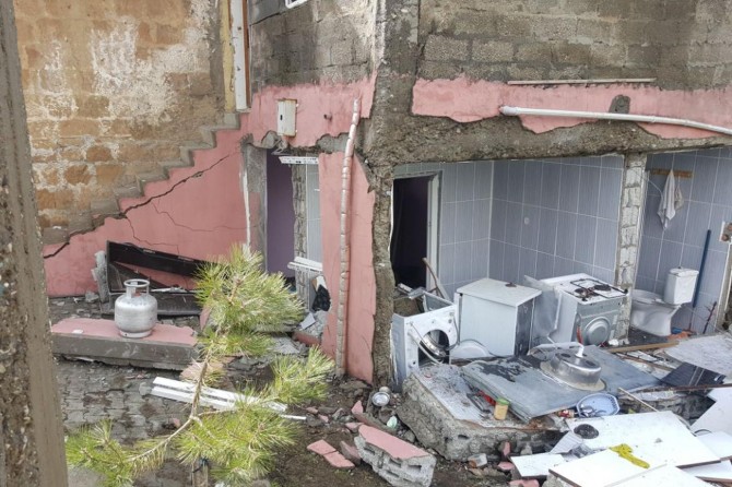 Bitlis'te 8 Ağustos Mahallesi'nde mutfak tüpünün patladığı evde duvarlar yıkıldı
