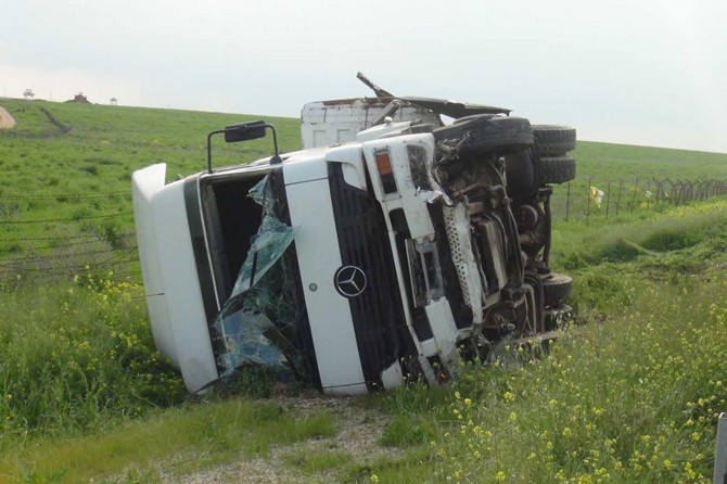 Mardin Nusaybin'de mucur yüklü TIR şarampole yuvarlandı: 1 yaralı