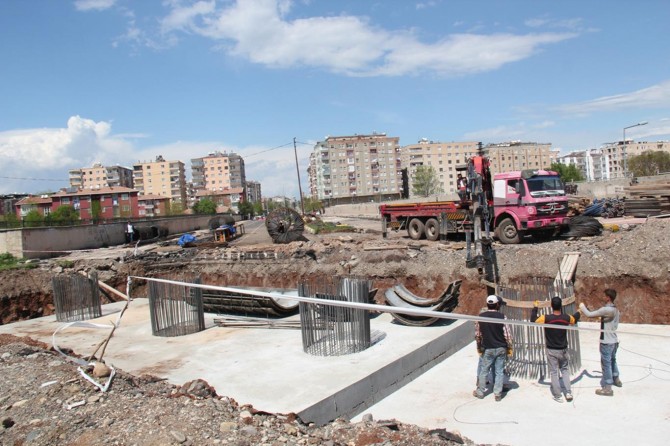 Hemzemin geçitlerde köprülü kavşak yapımı devam ediyor