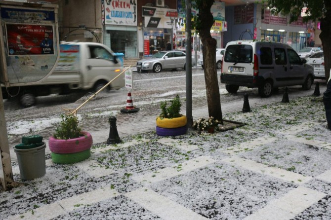 Şanlıurfa'da dolu yağışı etkili oldu