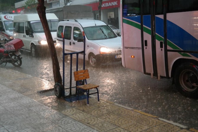 Adıyaman’da sağanak yağmur etkili oldu
