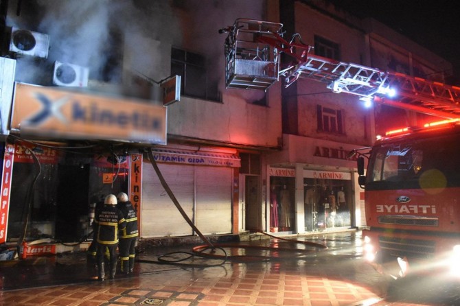 Yangın 4 katlı ayakkabı mağazasını kül etti