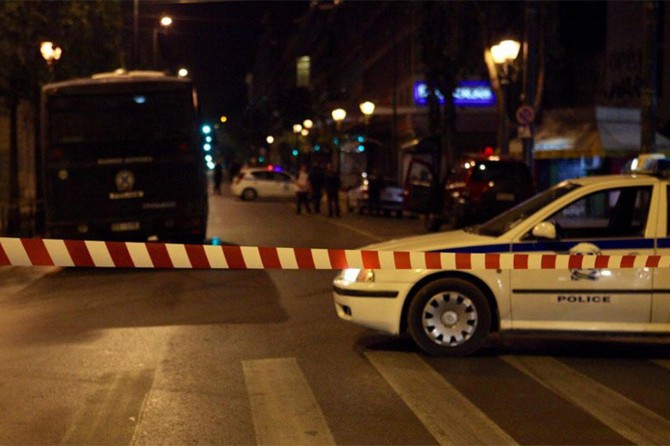 Atina'da bankanın önüne bırakılan bomba patladı