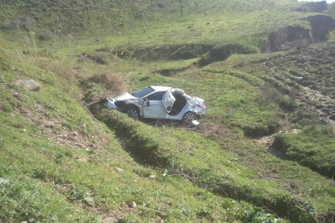 Otomobil şarampole yuvarlandı: 2 yaralı