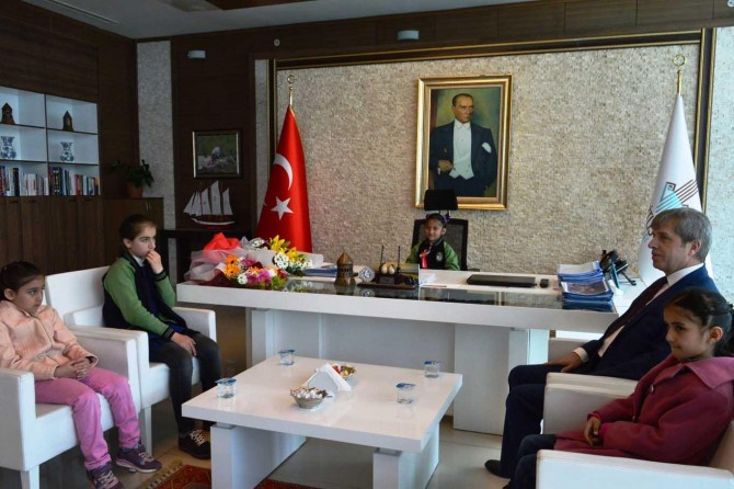 Vali koltuğuna oturan çocuklar, Bitlis’in sorunlarının çözülmesini istediler