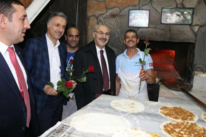 Bingöl’de esnafa gül dağıtıldı