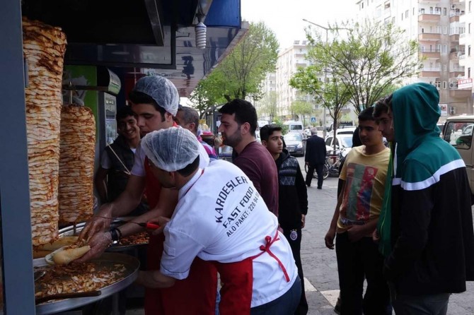 Diyarbakır’da kutlu doğum münasebetiyle bedava döner dağıtıldı