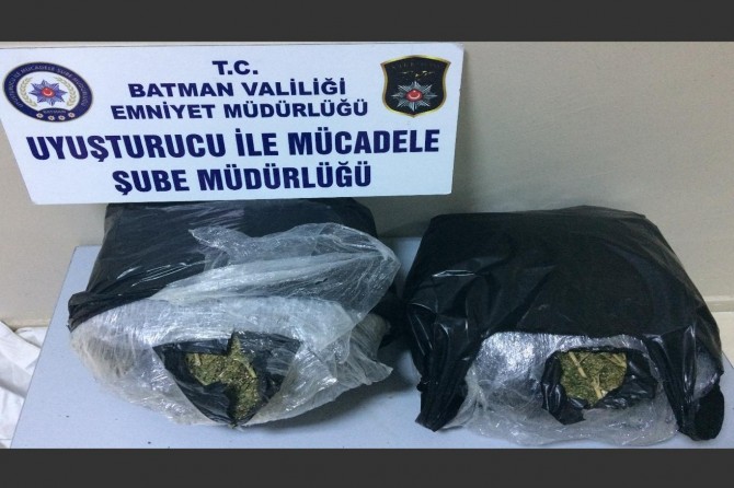 Araçlarında esrar bulunan 4 kişi gözaltına alındı