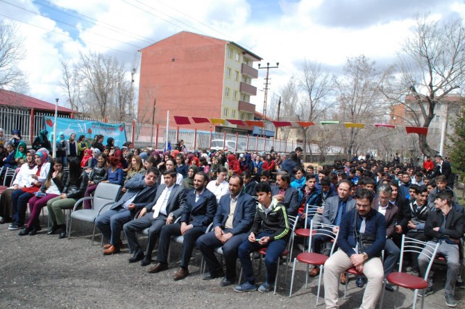 "Maneviyata aç gönüllerimiz her şeyin madde olmadığını anlatıyor"