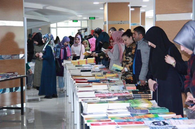 "Kitap okumak bilgiyi artırmak için iyi bir vesiledir"