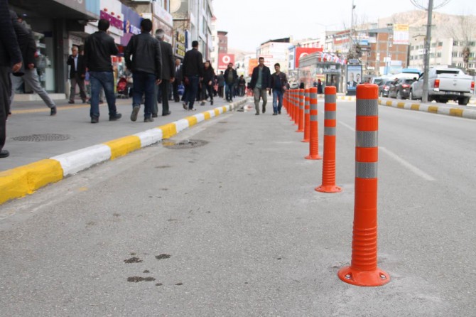 Van Cumhuriyet Caddesi'ndeki park sorununa geçici duba uygulaması
