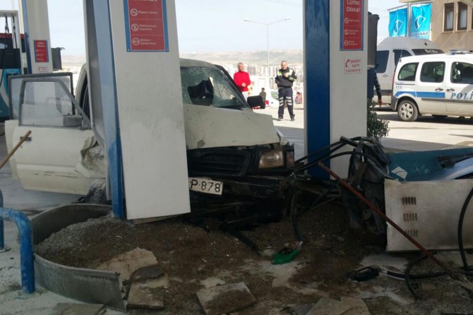 Mardin Artuklu'da freni boşalan araç petrol istasyonuna girdi: 6 yaralı foto