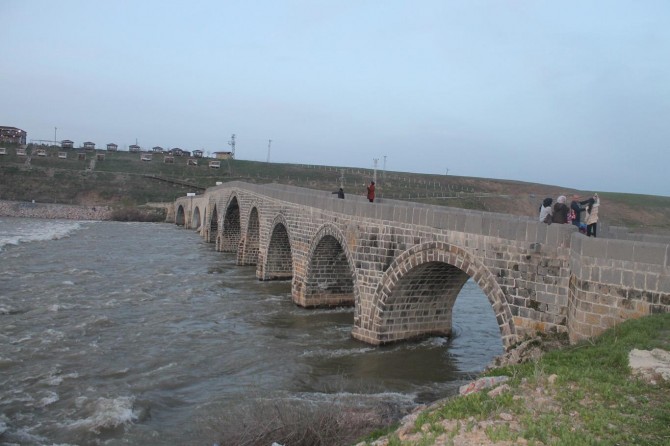 Baharın gelişiyle tarihi Murat Köprüsü şenlendi